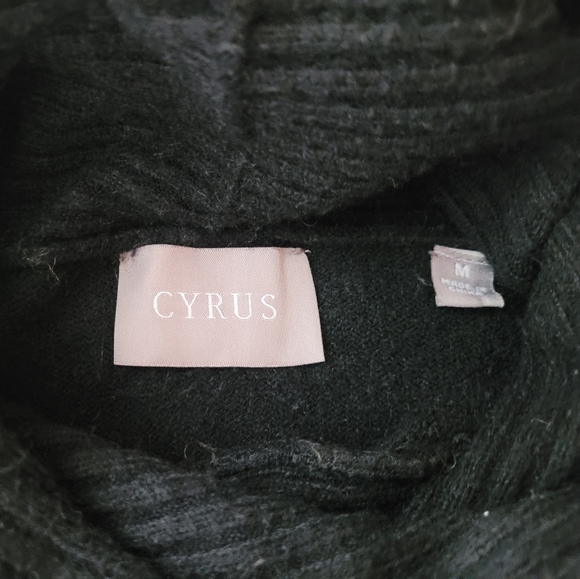 Cyrus womans loose turtleneck sweater with front pockets. Size medium - Picture 3 of 5